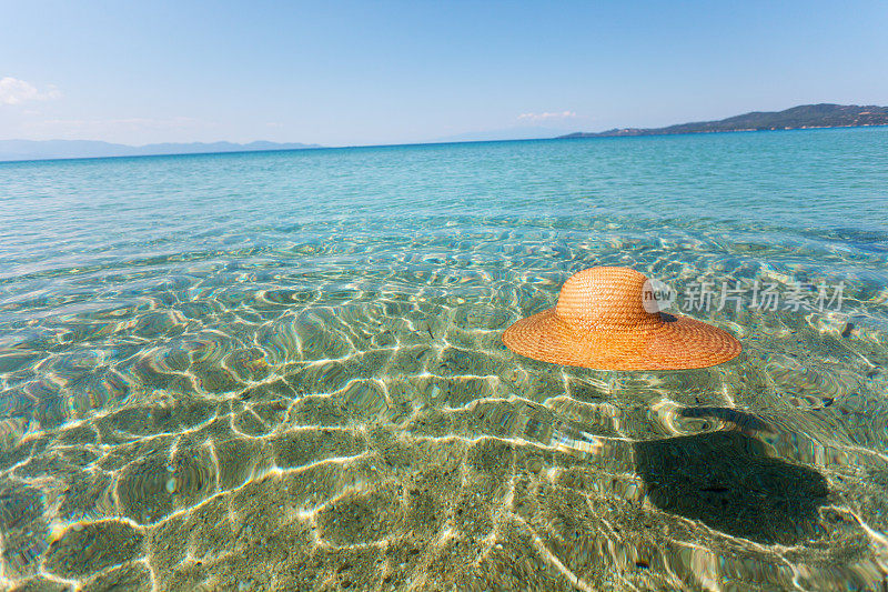 Sun hat in the sea重复图片